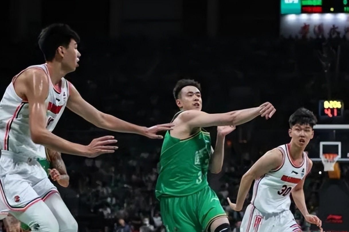 CBA比赛中球员争夺MVP，争议不断