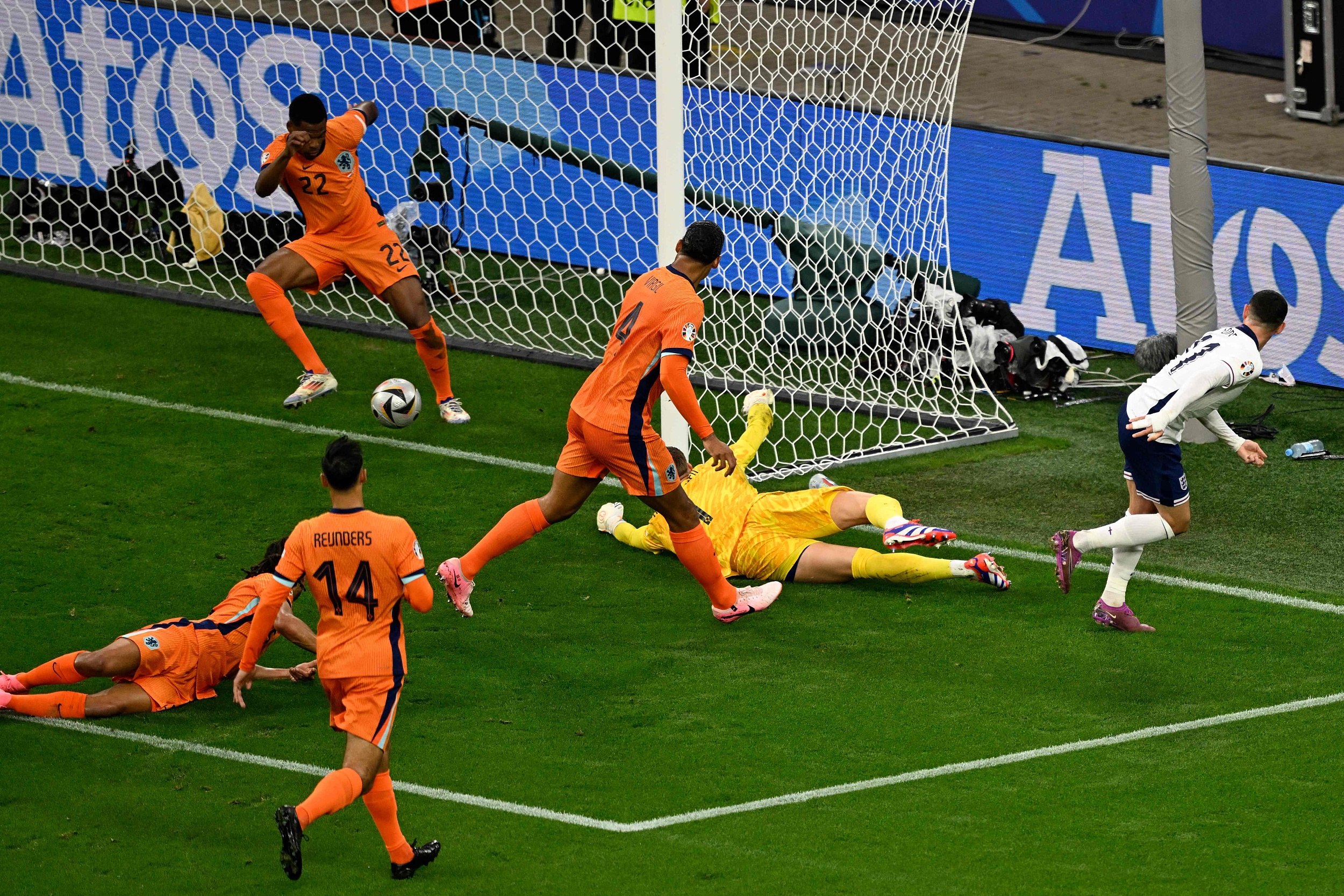 英格兰翻盘西班牙,佩德里点燃赛场的简单介绍 英格兰翻盘西班牙,佩德里点燃赛场的简单介绍