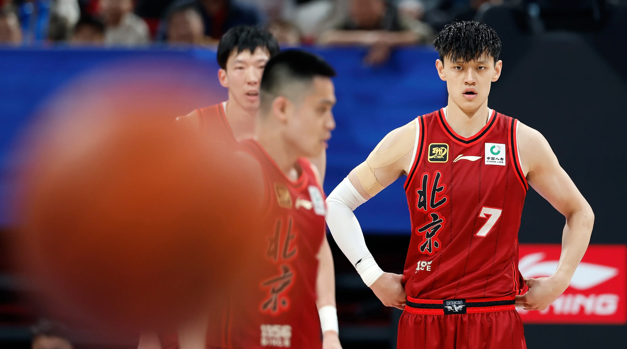 山西队轻取雄鹿，浓眉哥统治全场