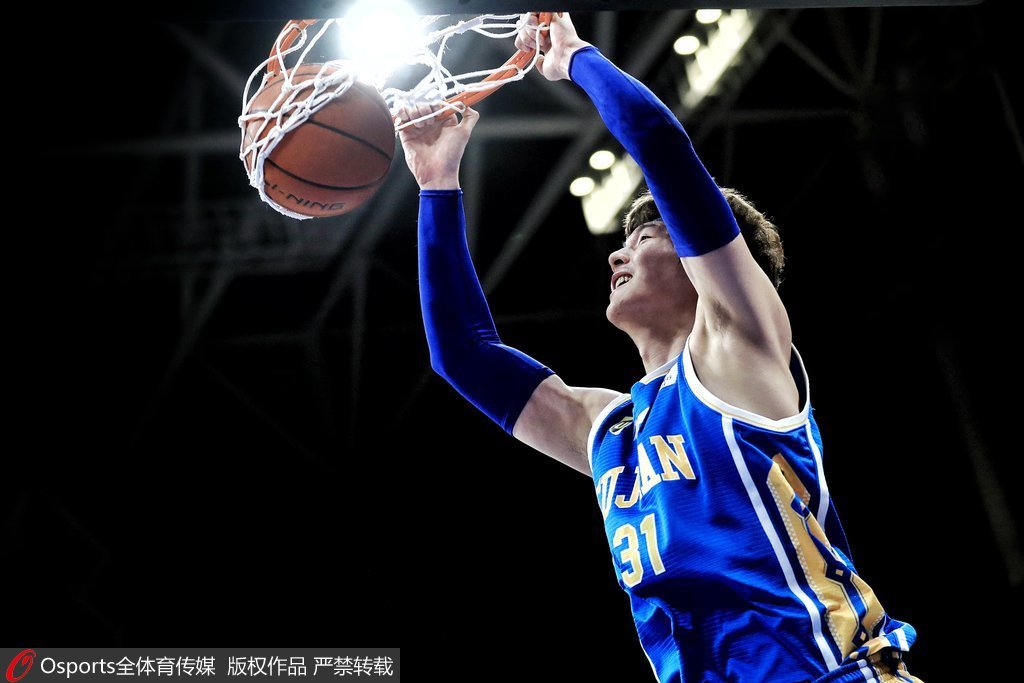 青岛队碾压快船，王哲林高光表现